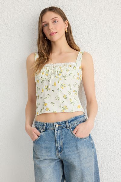 Trendyol Collection Ecru-Crop-Bluse mit Zitronenmuster – Hosenträger und Kordelzug vorne TWOSS25BZ00052