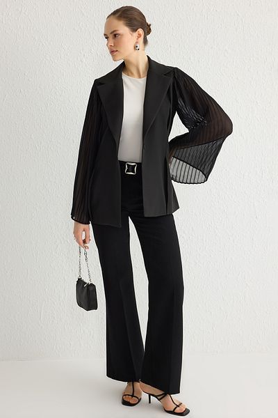 Trendyol Modest Schwarze, gewebte Chiffon-Jacke mit Ärmeln TCTSS25CK00000