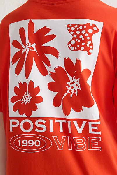 Trendyol Collection Rotes, mit Rücken bedrucktes, übergroßes/breites, gestricktes T-Shirt mit Rundhalsausschnitt TWOSS23TS00321