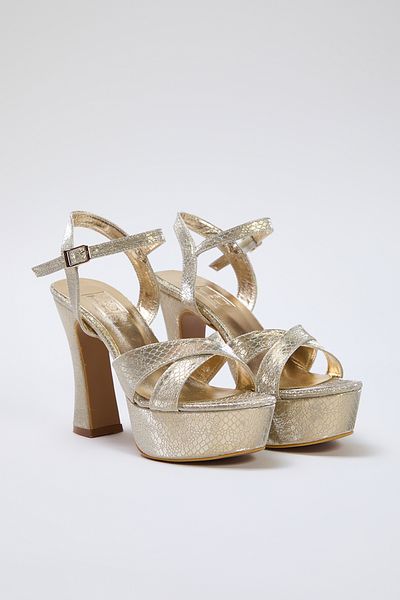TRENDYOL SHOES Goldfarbene Damen-Sandalen mit Knöchelriemen und Metallic-Plateauabsatz TAKSS25TO00021