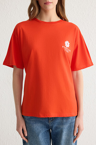 Trendyol Collection Rotes, mit Rücken bedrucktes, übergroßes/breites, gestricktes T-Shirt mit Rundhalsausschnitt TWOSS23TS00321