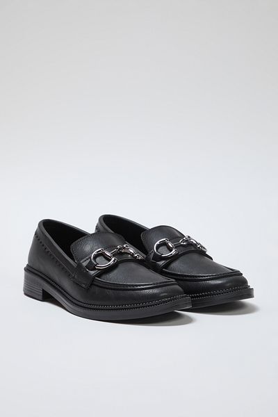 TRENDYOL SHOES Schwarze flache Damen-Loafer-Schuhe mit Schnallendetails TAKSS25LA00002