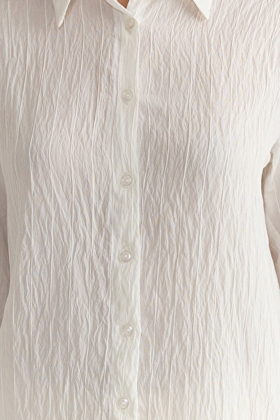 Trendyol Collection Biała koszula z tkaniny w paski o teksturowanym wykończeniu Regular Regular Fit Twoss25Go00013