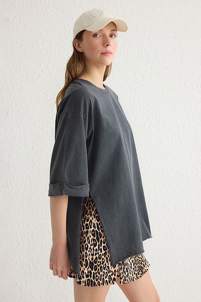 Trendyol Collection Asymmetrisch geschnittenes Boyfriend-T-Shirt – Anthrazit, 100 % Baumwolle, Doppelärmel, TWOSS20TS0828