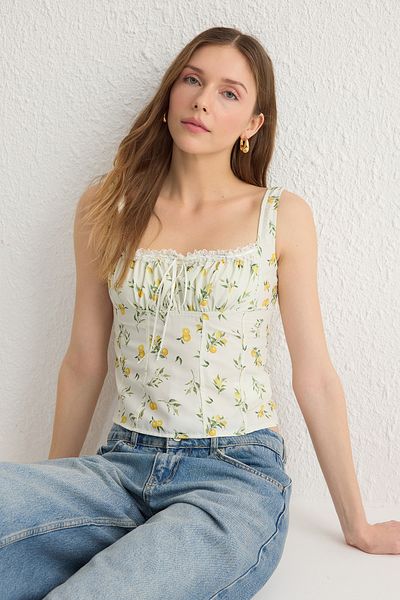 Trendyol Collection Ecru-Crop-Bluse mit Zitronenmuster – Hosenträger und Kordelzug vorne TWOSS25BZ00052