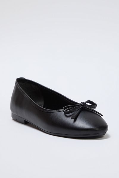 TRENDYOL SHOES Damen-Ballerinas mit schwarzer Schleife und mandelförmiger Zehenpartie TAKSS25BE00002