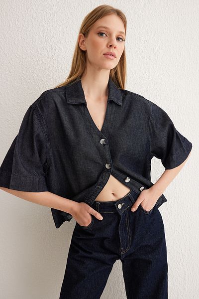 Trendyol Collection Albastru închis 100% Tencel ™   Cămașă din denim cu decolteu în V TWOSS25GO00001