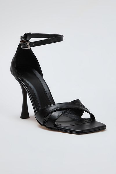 TRENDYOL SHOES Černý křížový pásek na tenkém podpatku s hranatou špičkou dámské klasické boty na podpatku Takss25To00001/Bílá