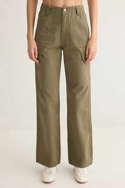 Trendyol Collection Khaki Cargo Pocket Cover Detaillierte Jeans mit hoher Taille und weitem Bein TWOSS25JE00030