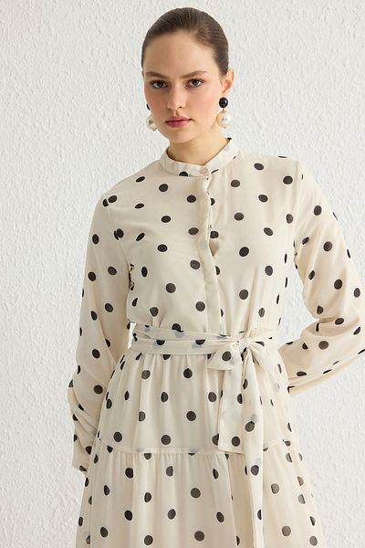Trendyol Modest Ανοιχτό μπεζ στάμπα με γιακά με επένδυση από σιφόν υφαντό φόρεμα TCTSS21EL3346