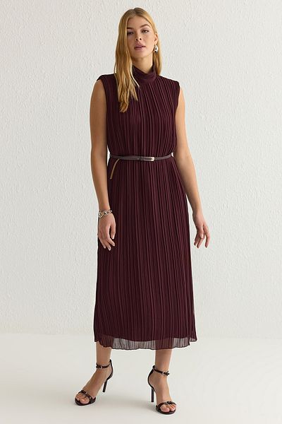 Trendyol Collection Burgunderfarbenes Chiffon-Midikleid – mit Gürtel, Falten und Futter, TWOSS25EL00118