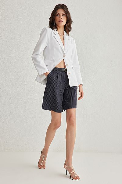 Trendyol Collection Σορτς πόλης με ριγέ μπλέ ριγέ μέχρι το γόνατο - TWOSS25SR00024