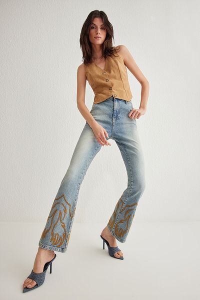 Trendyol Collection Blaue, bestickte, ausgestellte Jeans mit hoher Taille TWOSS25JE00011