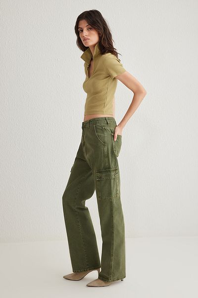 Trendyol Collection Khakifarbene Cargotaschen-Jeans mit hoher Taille und weitem Bein TWOSS25JE00009