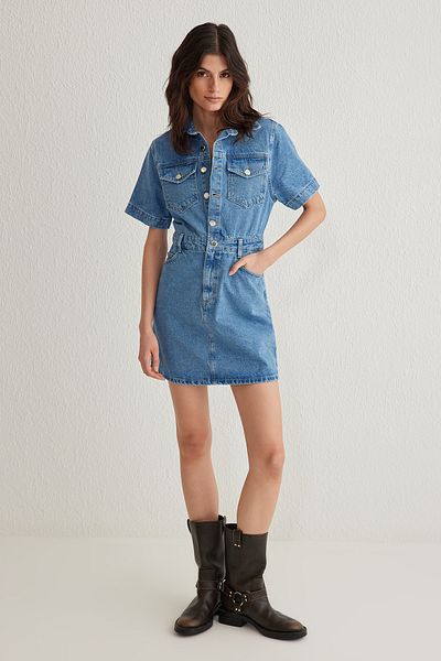 Trendyol Collection Blaues, kurzärmliges Mini-Jeanshemdkleid mit Taschendetail TWOSS25EL00156