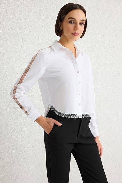 Trendyol Collection Normál, normál szabású szőtt ing csipkerészlettel a fehér karokon és a vállakon TWOSS25GO00049