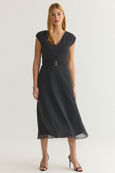 Trendyol Collection Černé midi šaty s potiskem puntíků - výstřih do V, pásek, A-Line Twoss25El00135