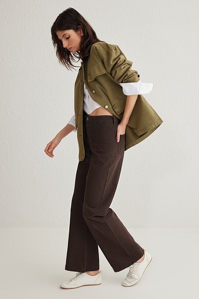 Trendyol Collection Braune Jeans mit hoher Taille und weitem Bein und detaillierten Nähten TWOSS25JE00034
