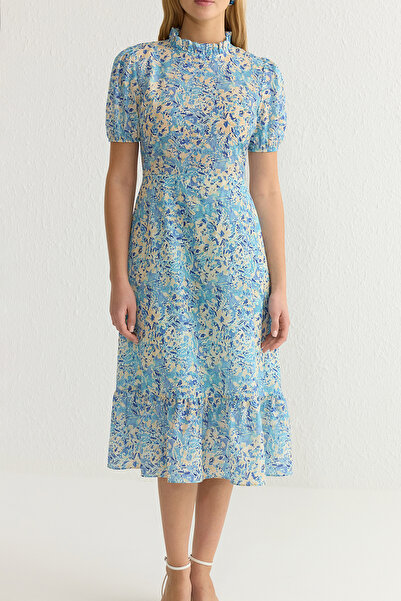 Trendyol Collection Světle modré květinové řasené midi tkané šaty Twoss20El0894