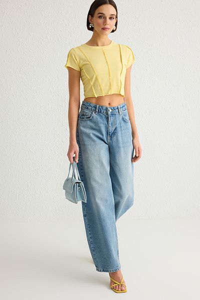 Trendyol Collection Gelbes, geripptes, tailliertes Crop-Strick-T-Shirt TWOSS25TS00000