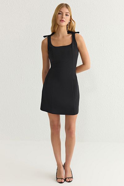 Trendyol Collection Czarna sukienka mini z kokardą w kształcie litery A TWOSS25EL00267