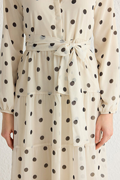 Trendyol Modest Ανοιχτό μπεζ στάμπα με γιακά με επένδυση από σιφόν υφαντό φόρεμα TCTSS21EL3346