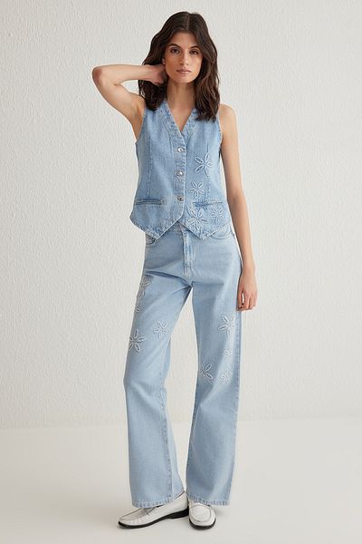 Trendyol Collection Hellblaue Jeansweste mit Blumenstickerei und V-Ausschnitt TWOSS25YE00003