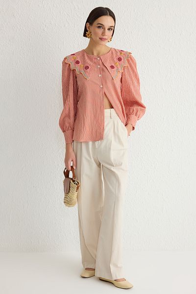 Trendyol Collection Burgunderrotes, detailliertes Seersucker-Stoffhemd mit Stickerei TWOSS21GO0232
