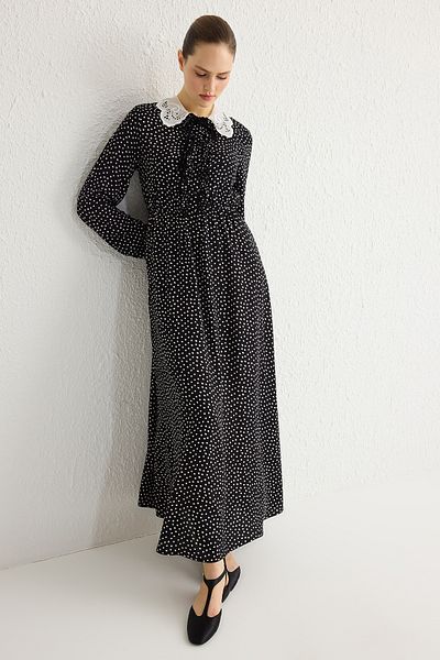Trendyol Modest Schwarzes, gepunktetes, gewebtes Kleid mit Spitzenkragen TCTSS25EB00019