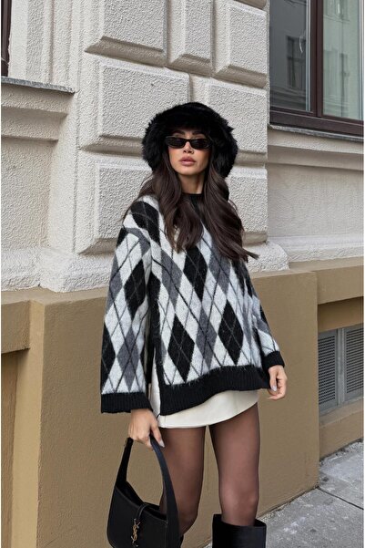 Havoş Siyah Yanları Yırtmaçlı Şardonlu Baklava Kazak