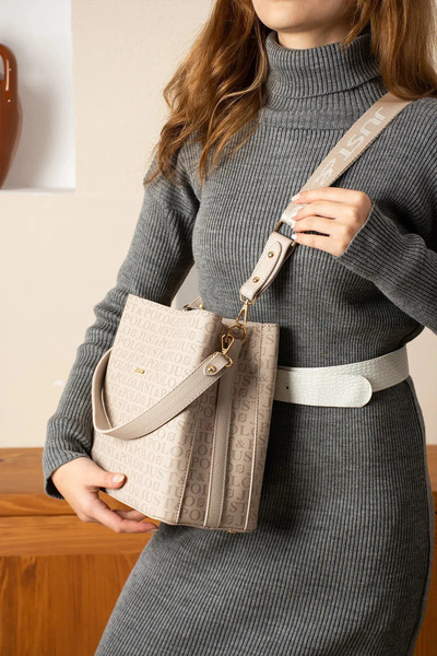 Just Polo حقيبة يد وكتف نسائية بطبعة مونوغرام مقاس 25 × 25