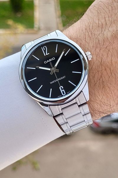 Casio ساعة يد رجالية باللون الفضي مع قرص أسود