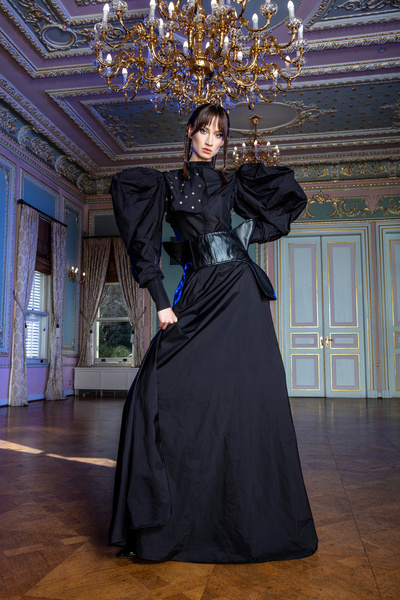 MERT ERKAN Avant-Garde Kol Detaylı Siyah Tafta Maxi Özel Tasarım Elbise