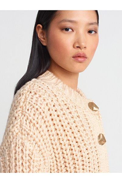 Dilvin 60960 Crew nyakú, puha textúrájú zsebgombos kötöttáru kardigán-krém