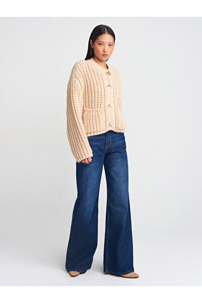 Dilvin 60960 Crew nyakú, puha textúrájú zsebgombos kötöttáru kardigán-krém