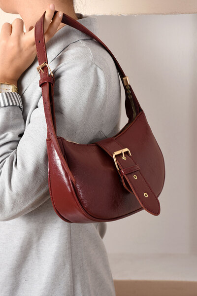 thegirlhouse حقيبة كتف نسائية من الجلد الصناعي اللامع للموسم الجديد - حزام قا...