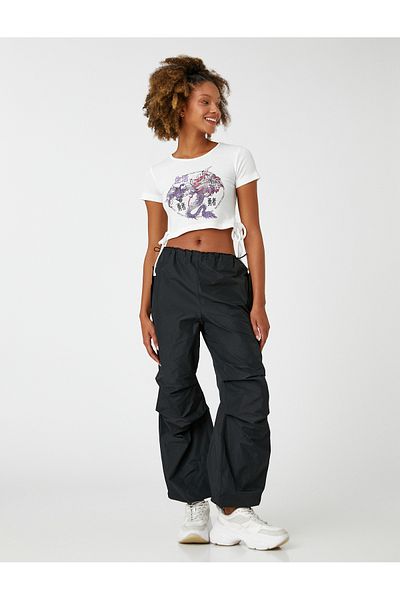 Koton Kurzes T-Shirt mit Far East-Print, kurzen Ärmeln und Bindedetail