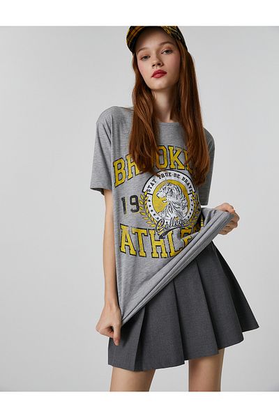 Koton Brooklyn bedrucktes T-Shirt mit kurzen Ärmeln und Rundhalsausschnitt