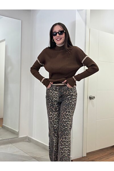 STAMINA Knitwear Sweater with Stripe Detail on the Collar and Sleeves