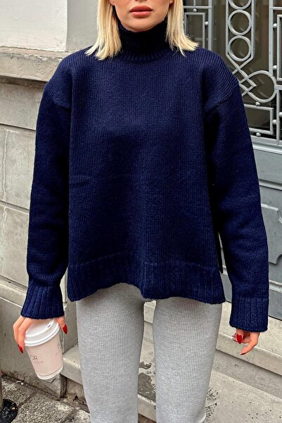 Swist Синій трикотажний светр з розрізом з боку, рукавами-реглан і напівкоміром