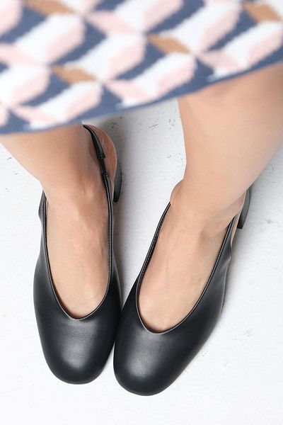 Mio Gusto Karina Black Color Thick Heeled Women's Open Back Shoes