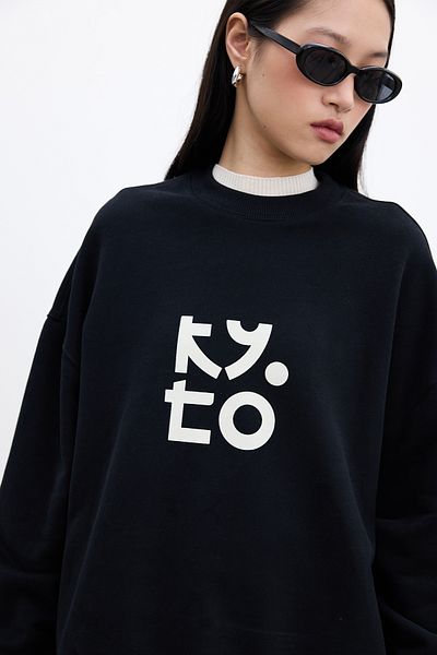 Manuka Schwarzes Oversize-Sweatshirt – Druckdetail