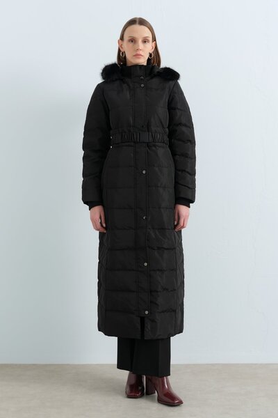 Nihan Kapşonlu Kemerli Kaz Tüyü Manto Siyah