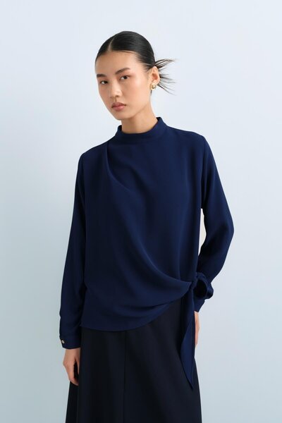 Nihan Bağlama Detaylı Dik Yaka Bluz Lacivert