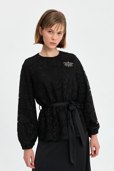 Nihan Effective Suit with Black Lace Blouse