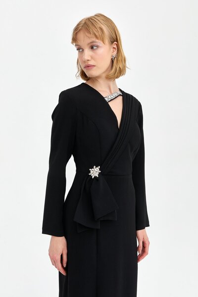 Nihan Taş Aksesuarlı Şık Elbise Siyah