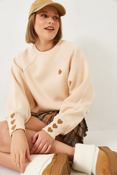 Bianco Lucci Γυναικείο φούτερ με κέντημα με καρδιά με λαιμόκοψη με τρεις κλωστές 60251933