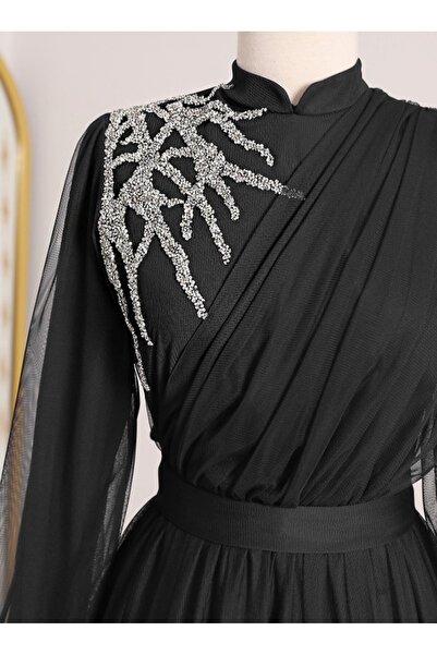 Modamorfo Tylové večerní šaty s páskem s kamenným detailem na přední straně