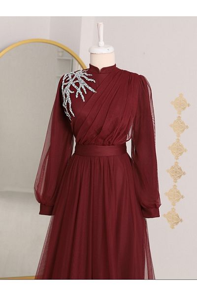 Modamorfo Drapiertes Tüll-Abendkleid mit Gürtel und Steindetail auf der Vorderseite