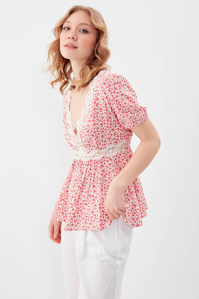 Vitrin بلوزة منقوشة بالزهور مرنة بأكمام على شكل حرف V